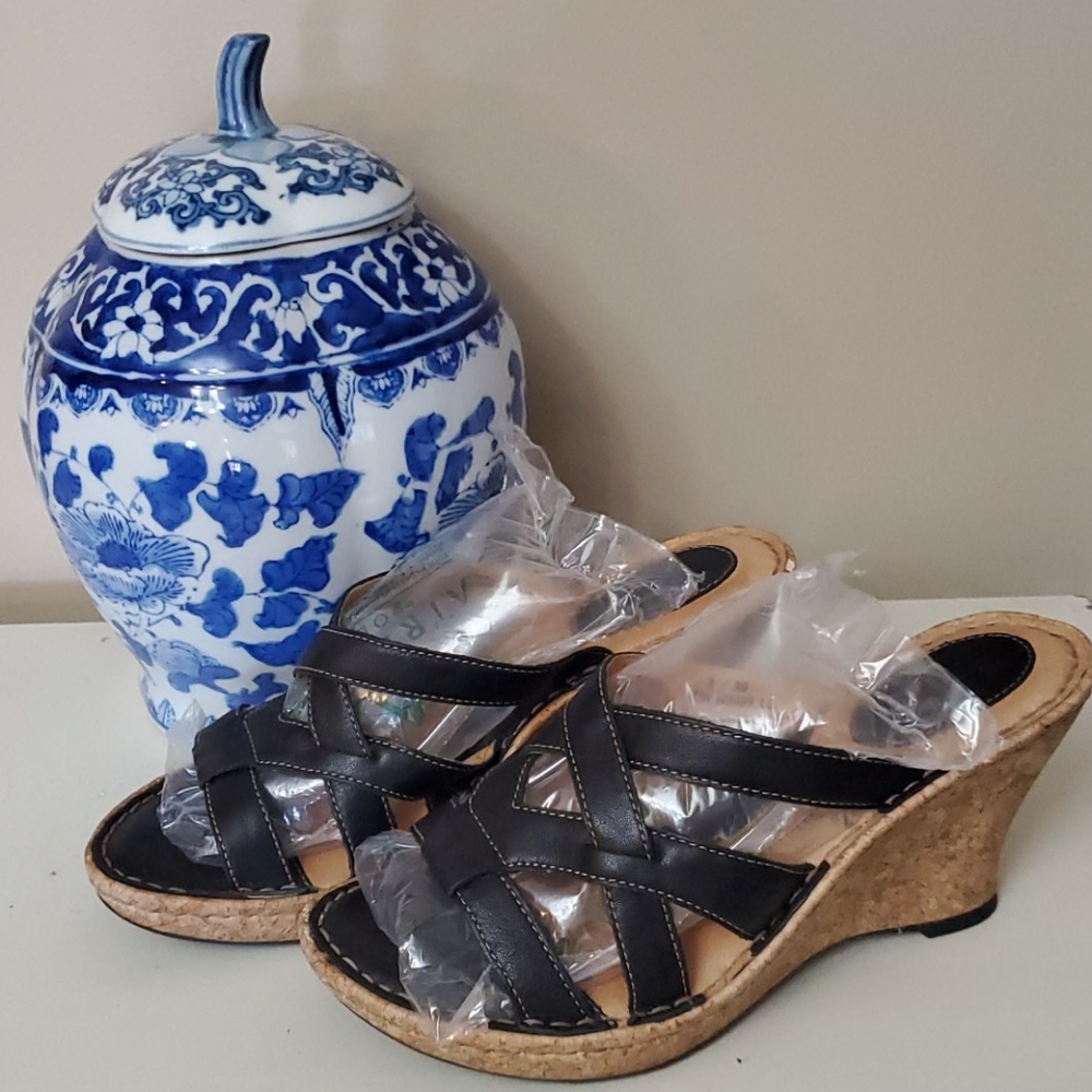 Born sandals size 8/39 black cork heels